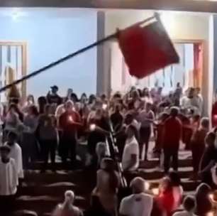 Mastro de bandeira cai sobre fiel durante celebração religiosa em MG