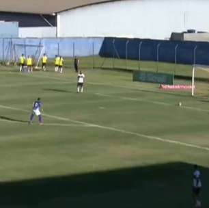 Goleiro do Coritiba faz gol de tiro de meta no Paranaense; veja vídeo