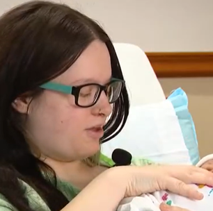 Sem saber que estava grávida, mulher dá à luz em ida ao banheiro no trabalho