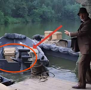 Se você pausar Indiana Jones e a Última Cruzada em 1:03:01, verá alguém da equipe de filmagem ajudando ele e seu pai