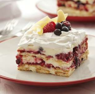 Aprenda a fazer um sofisticado Pavê de Chocolate Branco com Champanhe e Frutas Vermelhas