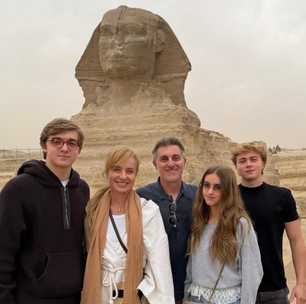 De tons terrosos a jeans: 7 looks da Angélica em viagem pelo Egito