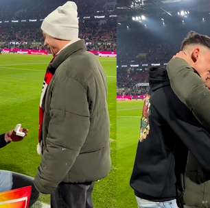 Árbitro emociona ao pedir namorado em casamento antes de jogo do Campeonato Alemão