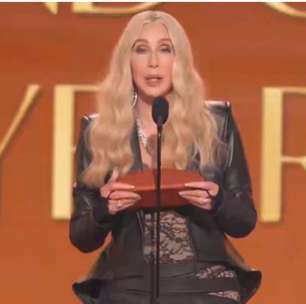 Grammy 2026: Cher faz sequência de gafes, se confunde e erra nome de vencedor; veja vídeo