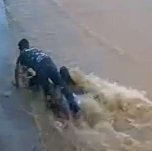 Homem se joga em enxurrada para salvar mulher e criança em Goiás