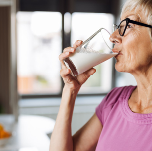 Nem leite, nem suplementos: estes 9 alimentos são o verdadeiro segredo natural para ter ossos de aço depois dos 50