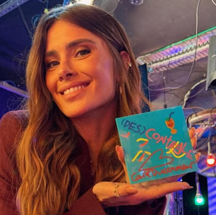 Carolina Dieckmmann mostra que terninho vai muito além do formal