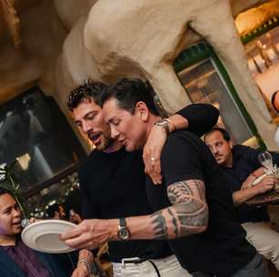 Galã da Netflix: astro internacional atrai olhares em SP