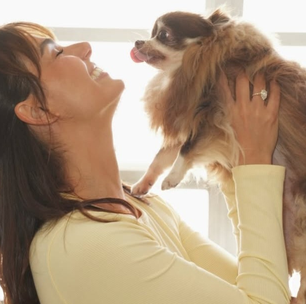 Isis Valverde esbanja estilo com look amarelo-manteiga de R$ 3,5 mil