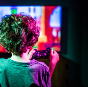 Crianças que passam muito tempo em telas podem ter problemas cardíacos no futuro