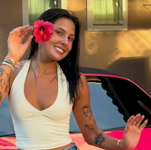 Ana Castela ostenta carrão rosa avaliado em quase R$ 800 mil