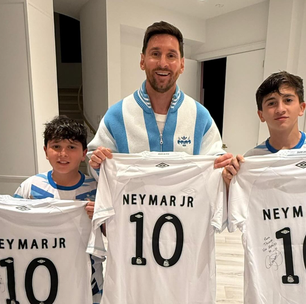 Messi ganha camisas de Neymar Jr e é homenageado pelo Santos: 'Do Príncipe para o Gênio'