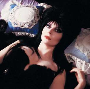 O que aconteceu com Cassandra Peterson? 45 anos depois, assim está a atriz que interpretava Elvira, a Rainha das Trevas