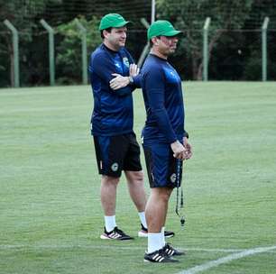Treinador do Goiás fica na bronca com atitude no Goianão e revolta: "Muito visível"