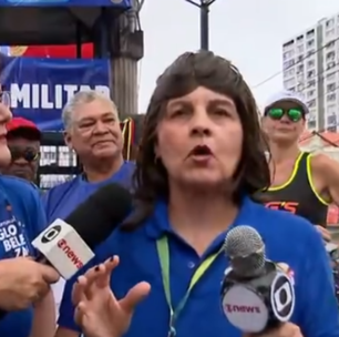 'Gêmea'? Foliã se fantasia de repórter da Globo para curtir o carnaval de Recife e surpreende pela semelhança