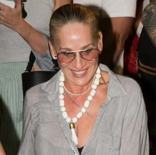 Carnaval: Sarah Jessica Parker usa look cinza e xadrez em jantar no Rio