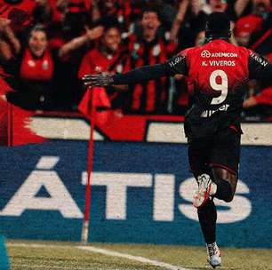 Santos sofre gol no fim, perde para o Athletico-PR e continua sem vencer pelo Brasileirão