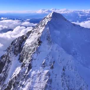 Escalar o Everest custa R$ 300 mil, mas fazer isso do seu sofá de casa é grátis