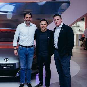 Denza entrega primeiro Z9 GT do Brasil para o piloto Felipe Massa
