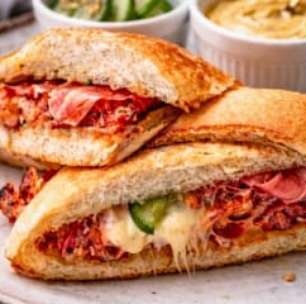 Sanduíche de mortadela com complementos: delicioso