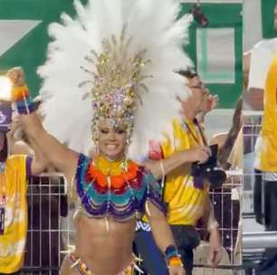 Viviane Araujo samba como rainha de bateria da Mancha Verde; veja o momento