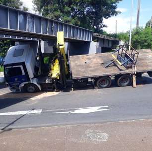 Caminhão munck causa interrupção no centro de Sorocaba