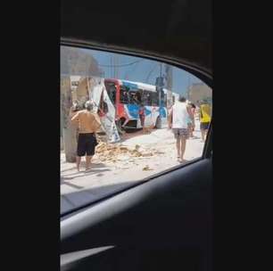 Acidente entre ônibus e BRT deixa quatro pessoas feridas em Madureira