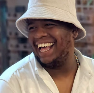 Carnavalesco André Rodrigues pede demissão da Portela: 'Sozinho, decidi me desligar'