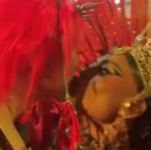 Juliana Paes e Sabrina Sato dão selinho durante desfile da Viradouro