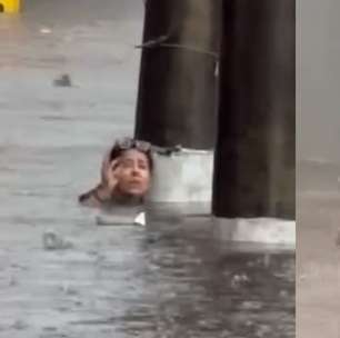Mulher abandona carro e se agarra em poste para não ser levada pela água durante enchente em Guarulhos