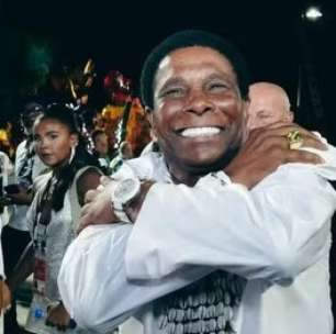 Neguinho da Beija-Flor é aclamado na Sapucaí em primeiro desfile após aposentadoria