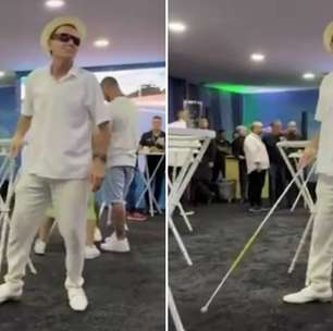 Eduardo Paes imita pessoa com deficiência visual na Marquês de Sapucaí