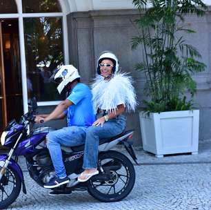 Sabrina Sato pega mototáxi para ir à apuração das escolas de samba do Rio de Janeiro