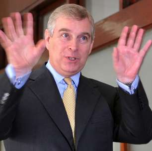 Ex-príncipe Andrew deixa a delegacia após horas detido