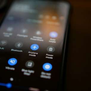 O modo avião realmente protege o avião? Entenda o que pode acontecer em um voo caso você continue usando o sinal normalmente