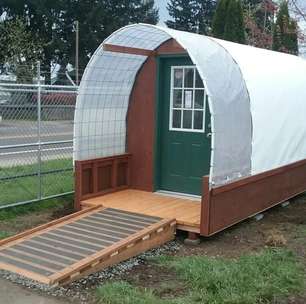 Essa cidade descobriu uma solução inesperada para ajudar pessoas em situação de rua: construir cabanas super baratas em poucas horas