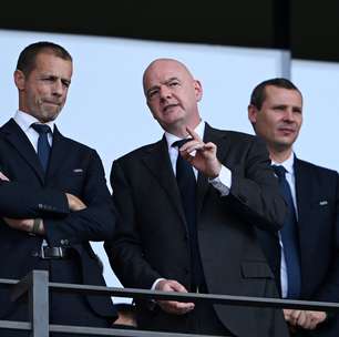 Presidentes da Fifa e Uefa são acusados por suposto crime de guerra