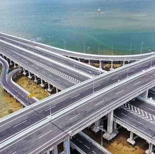 Rodovia em Bali ganha fama por flutuar sobre o mar, pois seus 12,7 km de extensão, de 2013, unem ilhas em um cenário único sobre águas turquesas