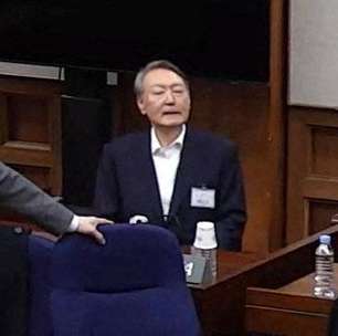 Coreia do Sul: Yoon Suk-yeol pede desculpas pela crise causada da lei marcial