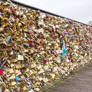 Com seus 155 metros sobre o rio Sena, a estrutura de 1804 virou a famosa ponte dos cadeados e o maior símbolo do romantismo em Paris