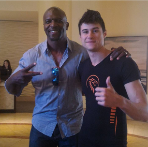 Do 'É o Tchan' ao Cocoricó: ele é jogador profissional de 'tapete de dança' e viralizou dançando memes