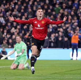 Manchester United vence Everton e entra no G4 da Premier League