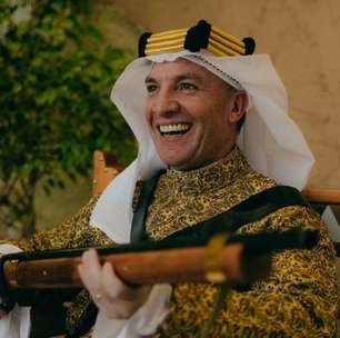 Ex-técnico do Liverpool aparece em vídeo do Al Qadsiah com traje saudita e espingarda