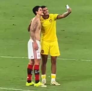 Reação de Juninho, do Madureira, surpreende ao receber camisa do Flamengo; vídeo