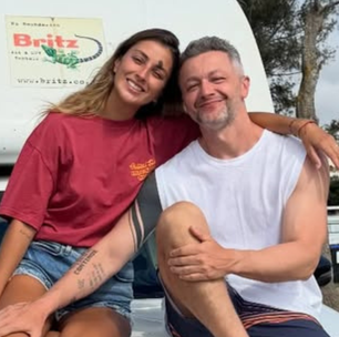 Relacionamento aberto? Lucas Lima beija outra mulher na frente da nova namorada durante o Carnaval, diz colunista