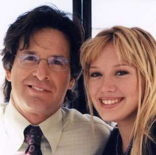 Hilary Duff lamenta morte de Robert Carradine, seu pai em 'Lizzie McGuire': 'Difícil encarar essa realidade'