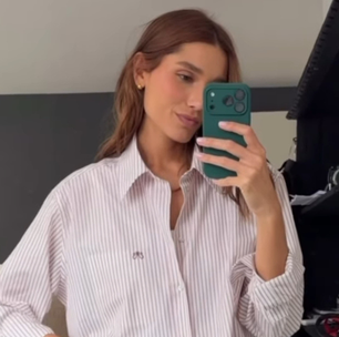 Sasha prova estilo do minimalismo com camisa listrada de R$ 1.390