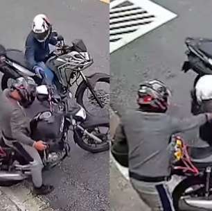 Vídeo mostra criminoso cuspindo no dedo de vítima para retirar aliança durante assalto em SP