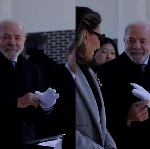Lula recebe luva com quatro dedos durante viagem à Coreia do Sul e se surpreende