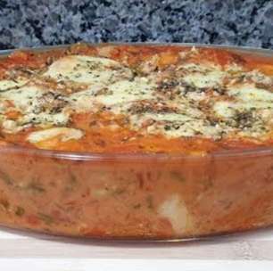 Macarrão cremoso de forno gratinado, um prato único perfeito para aqueles dias de correria